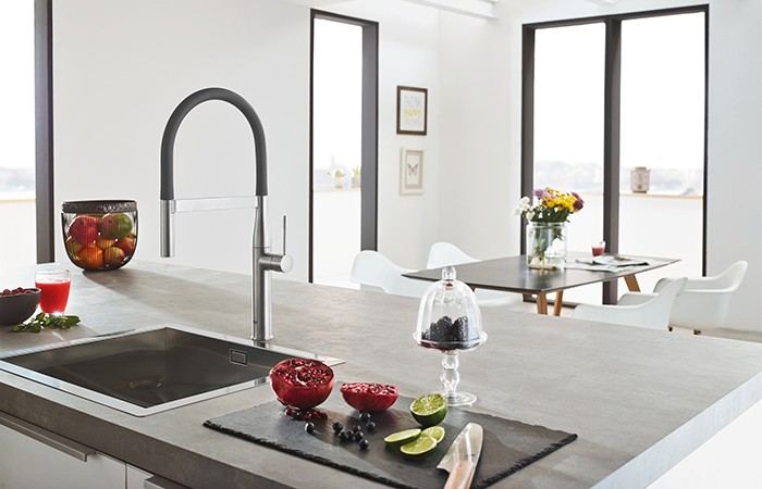 Design Insider GROHE Essence Professional Matt Black hose lifestyle